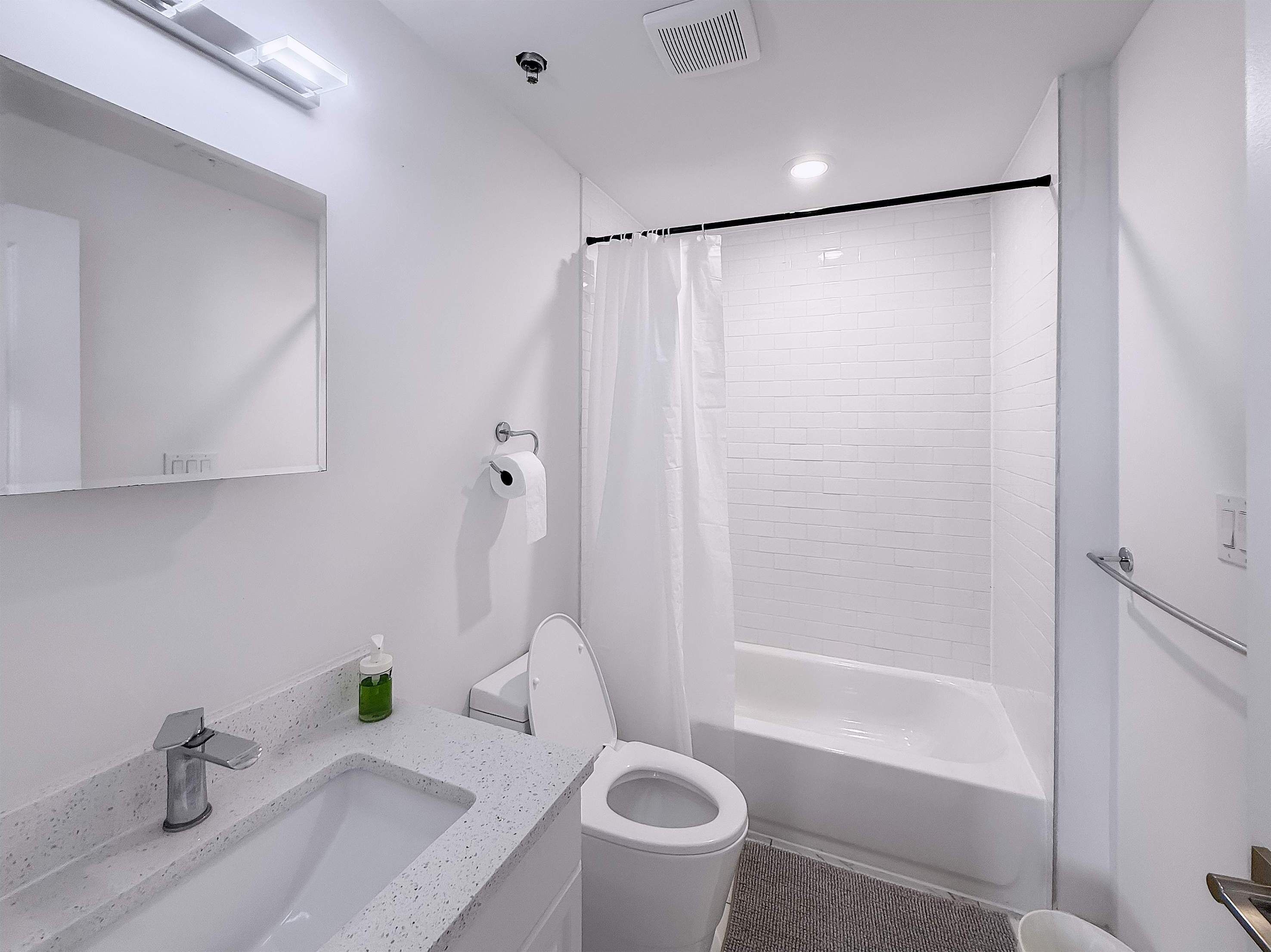 Douche, séchoir à cheveux, shampooing