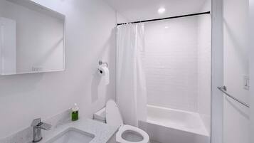 Douche, séchoir à cheveux, shampooing