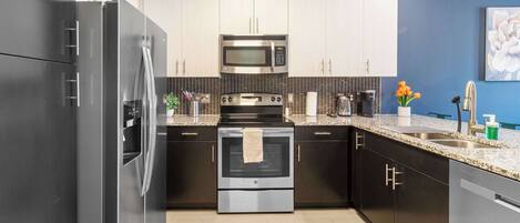 ثلاجة، ميكروويف، فرن، موقد طهي مسطح