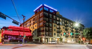 A multi-story hotel with a modern architectural design, featuring balconies and large windows. - Luxury 1BD | Uptown | Sleeps 4 | Parking (Dallas)