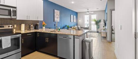 Réfrigérateur, micro-ondes, four, plaque de cuisson