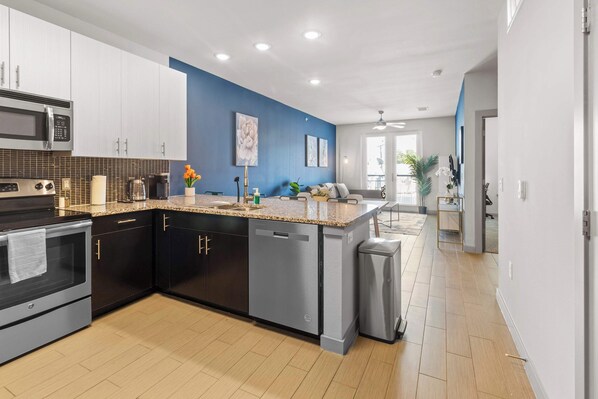 Réfrigérateur, four à micro-ondes, un four, surface de cuisson