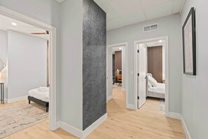 3 habitaciones, tabla de planchar con plancha, wifi y ropa de cama 