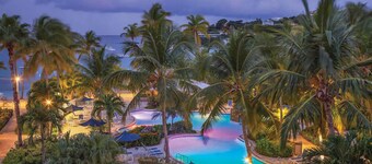 5 min walk to beach & dining - Pool & Hot Tub