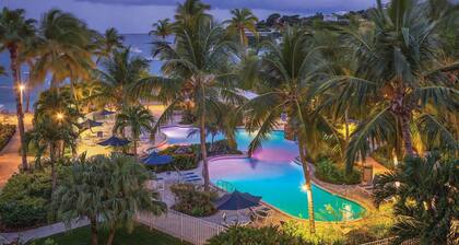 5 min walk to beach & dining - Pool & Hot Tub