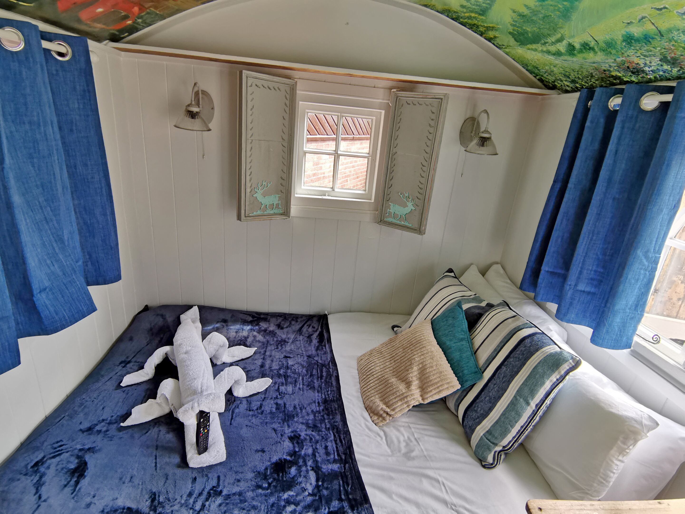 Shepherds Hut - Double - Ensuite - Amesbury