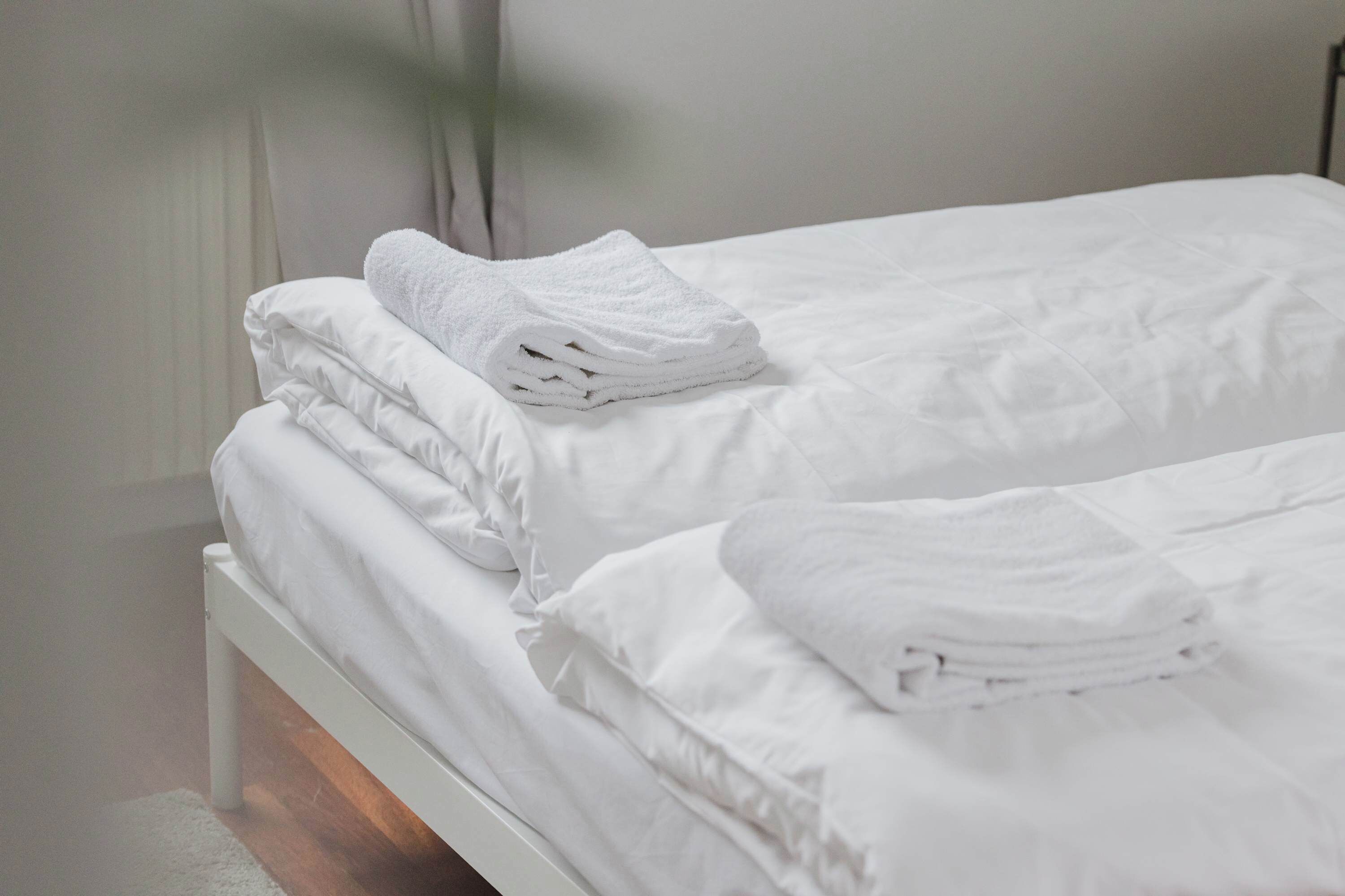 8 عدّة غرف نوم ومكواة/لوح كي وواي فاي وملاءات أسرّة