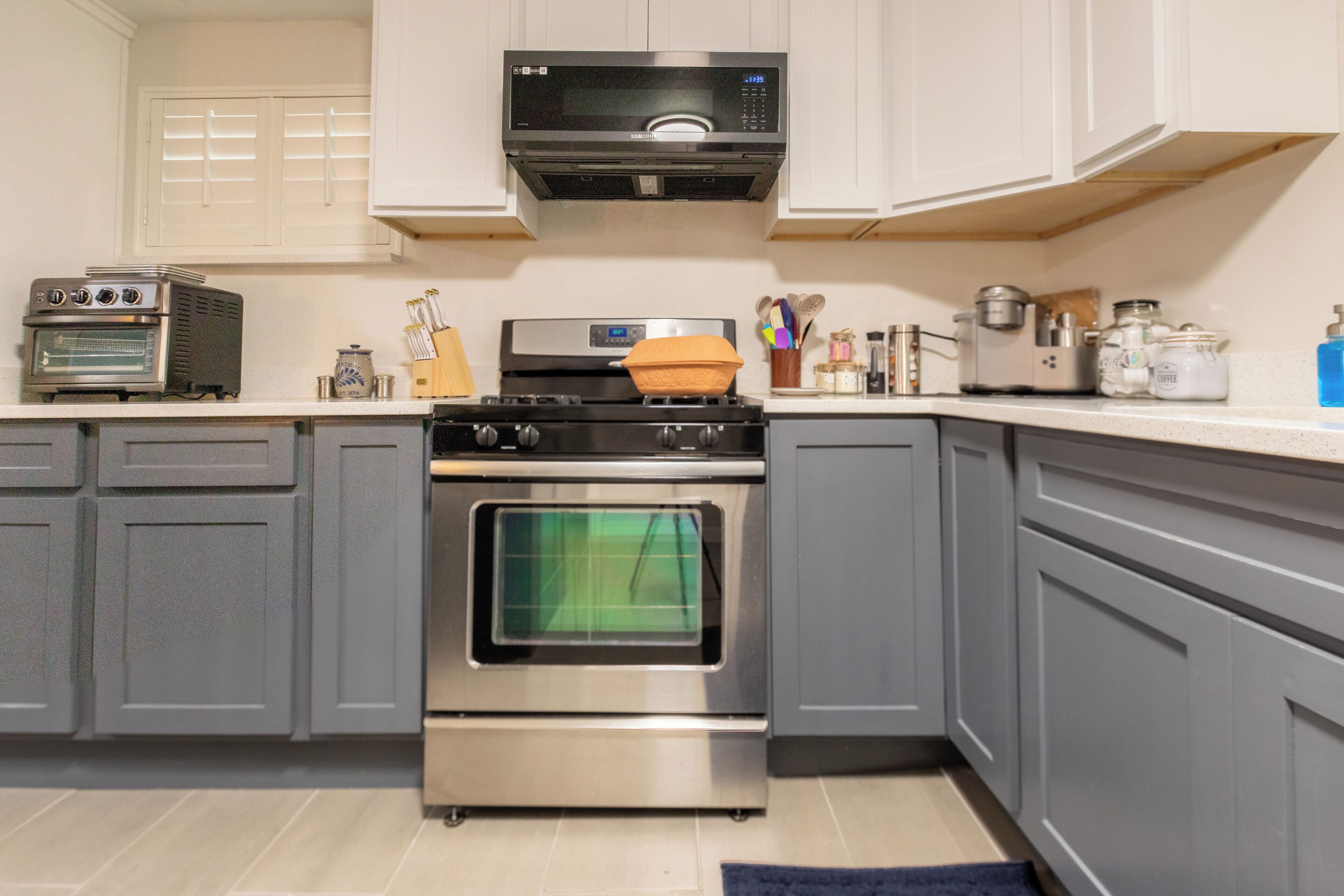 Microondas, horno y placa de cocina