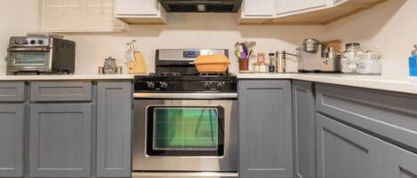 Een microgolfoven, een oven, een kookplaat