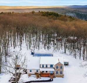 Exterior - Enclosed Year-Round Heated IG Pool+Sauna+Hot Tub+Game Room+Theater (Cresco)