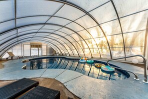 Utendørsbasseng og et oppvarmet basseng