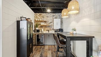 Refrigerador, microondas, cafetera y tetera y comedor
