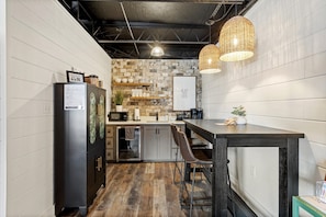 Kjøleskap, mikrobølgeovn, kaffetrakter/tekoker og spisebord