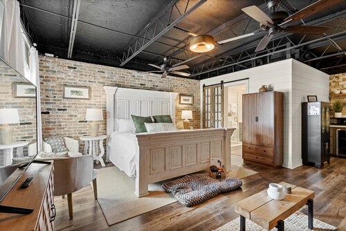 Water Street Retreat is a cozy dog-friendly studio in downtown Biloxi, steps from beaches, casinos, and dining. King bed, sofa bed, kitchenette, modern bath, Wi-Fi, easy parking, plus an art cart, board games, and record player with vinyl.
