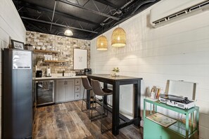 Een koelkast, een microgolfoven, een koffiezetapparaat/waterkoker