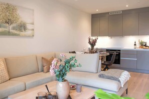 Televisión y oficina 