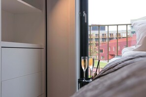 Escritorio, wifi, ropa de cama