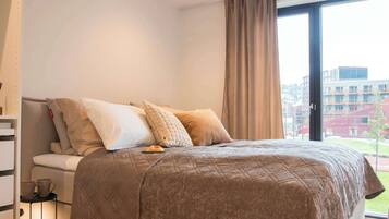 Desk, WiFi, bed sheets