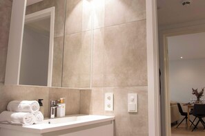 Douche, sèche-cheveux, serviettes fournies