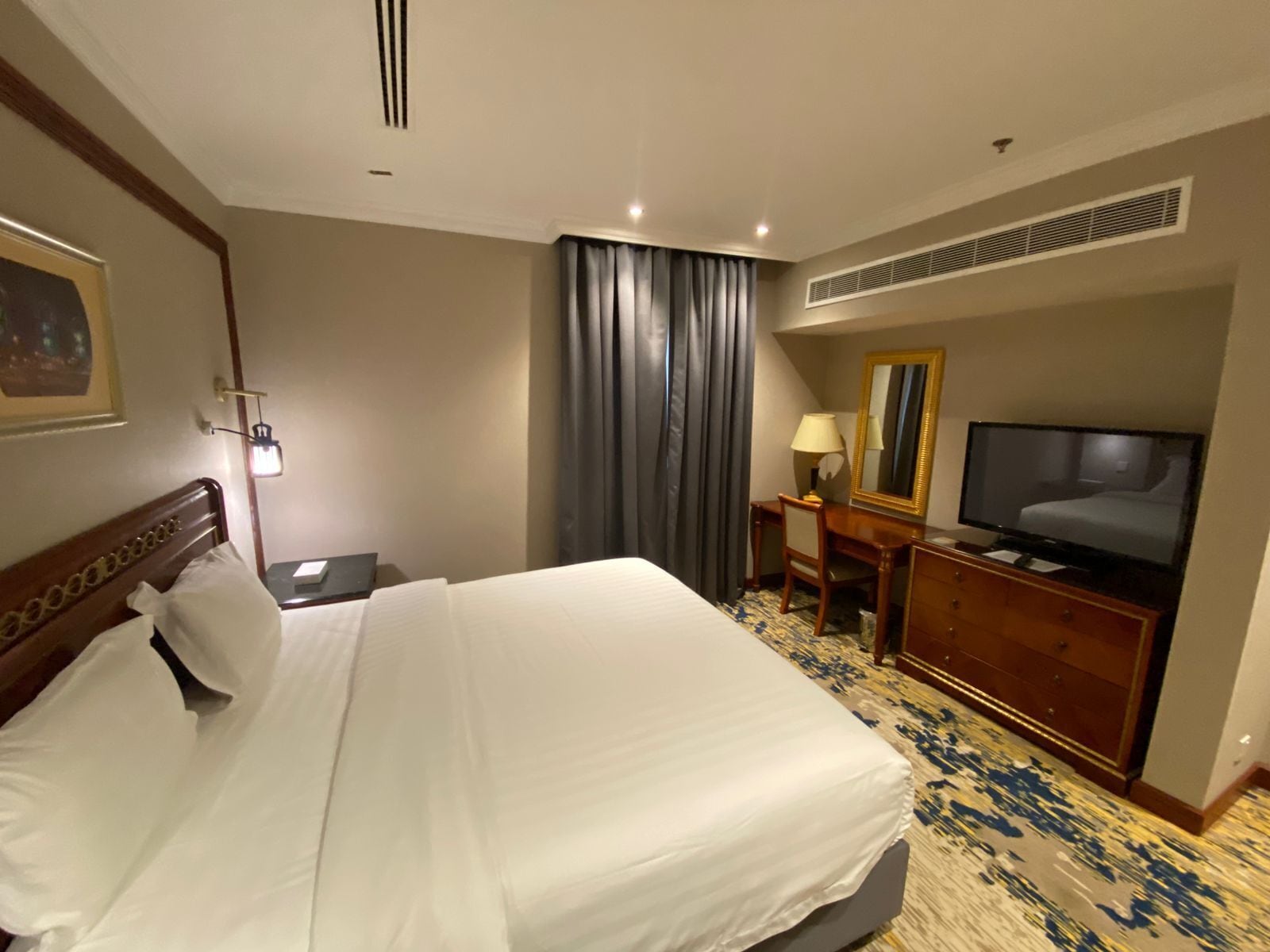 Brankas, meja kerja, ruang kerja ramah laptop, dan tirai kedap cahaya