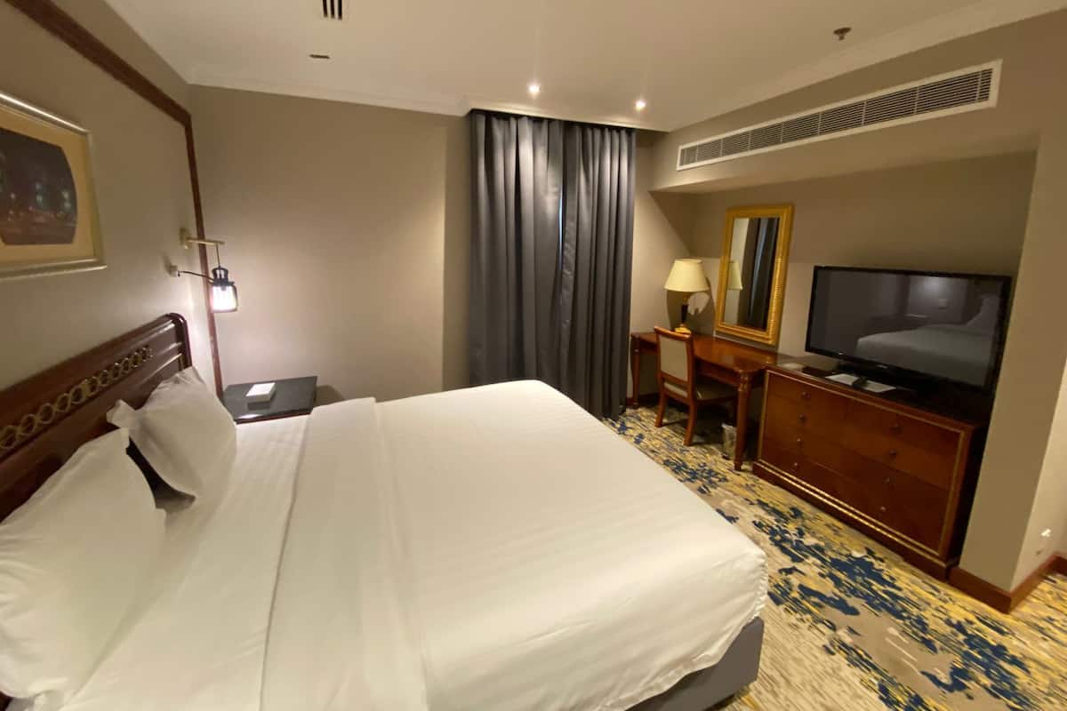 Brankas, meja kerja, ruang kerja ramah laptop, dan tirai kedap cahaya