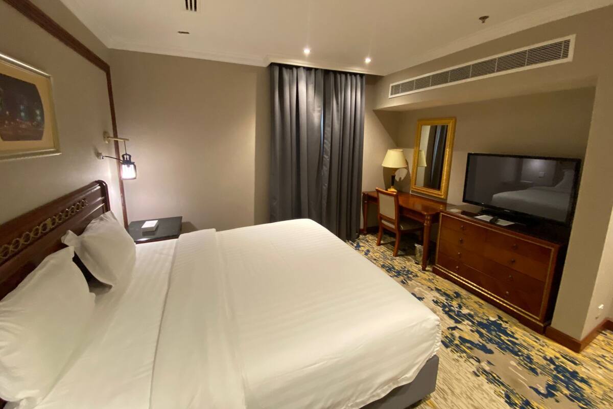 Zimmersafe, Schreibtisch, laptopgeeigneter Arbeitsplatz