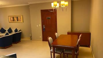 Perhehuoneisto, kaupunkinäköala | Tallelokero huoneessa, työpöytä