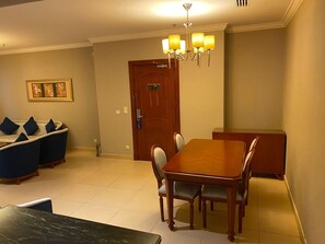 Familie appartement, uitzicht op stad | Een kluis op de kamer, een bureau, een laptopwerkplek