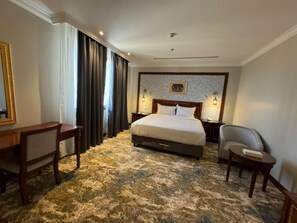 Single Room | In-room safe, desk, laptop workspace, blackout curtains