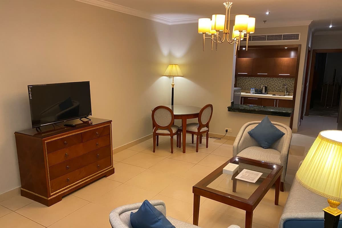 Suite Junior, pemandangan kota | Brankas, meja kerja, ruang kerja ramah laptop, dan tirai kedap cahaya