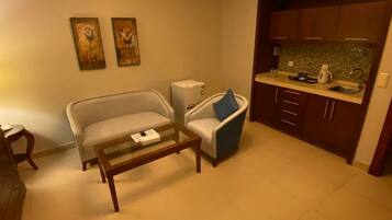 Suite junior, vista a la ciudad | Caja de seguridad en la habitación y escritorio