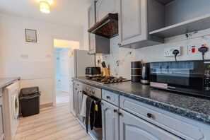 Een koelkast, een microgolfoven, een oven, een kookplaat