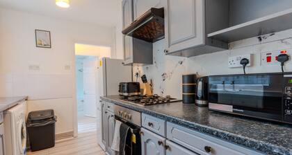 Contractor & Family Friendly-Sleeps 6 +Ping Pong Table +Wifi