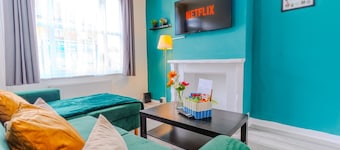 Stylish 2 Bed House - Sleeps 6, Pool Table, Near Station, Contractor Friendly