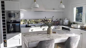 Microondas, horno, placa de cocina y lavavajillas