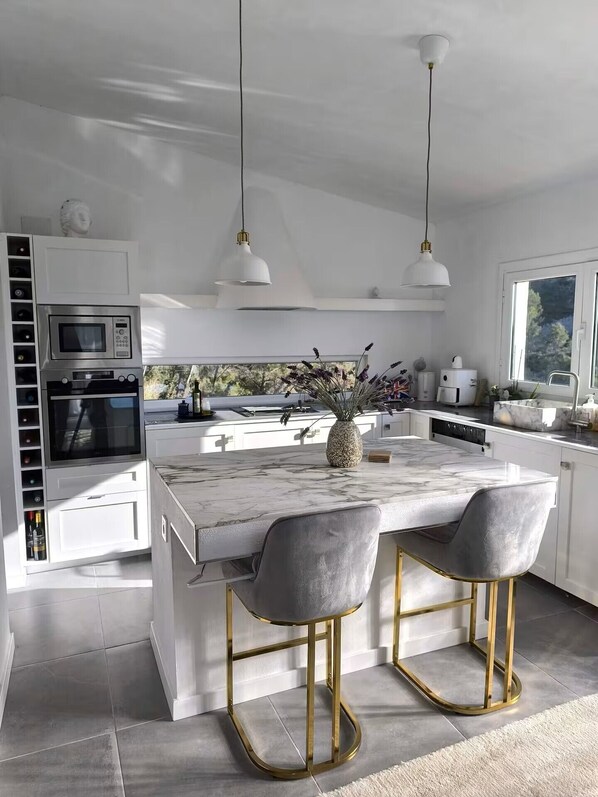 Mikroaaltouuni, uuni, liesi, astianpesukone