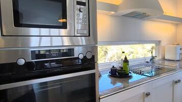 Een magnetron, een oven, een kookplaat, een vaatwasser