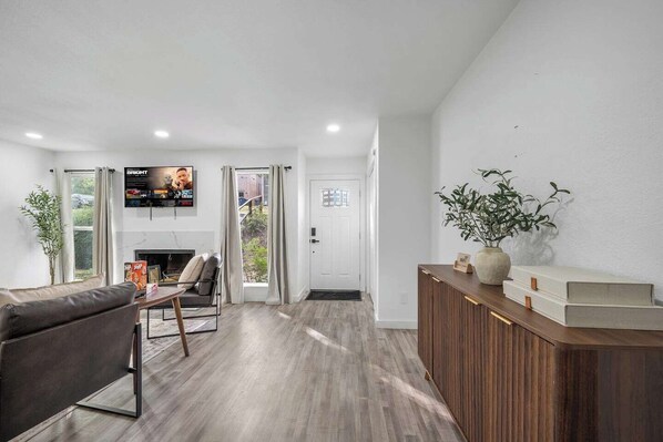 Lobby - Experience the vibrant spirit of Austin from this charming, 3 bedroom and 2.5 bath home for up to 9 guests - located 15 minutes from downtown. Thoughtfully designed with comfort in mind, it’s the perfect retreat for business trips or getaways (Austin)