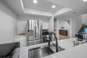 Fridge, microwave, oven, stovetop - Experience the vibrant spirit of Austin from this charming, 3 bedroom and 2.5 bath home for up to 9 guests - located 15 minutes from downtown. Thoughtfully designed with comfort in mind, it’s the perfect retreat for business trips or getaways (Austin)