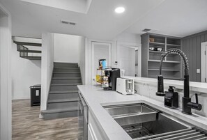 Interior - Experience the vibrant spirit of Austin from this charming, 3 bedroom and 2.5 bath home for up to 9 guests - located 15 minutes from downtown. Thoughtfully designed with comfort in mind, it’s the perfect retreat for business trips or getaways (Austin)