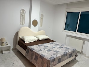 2 bedrooms, iron/ironing board, internet, bed sheets