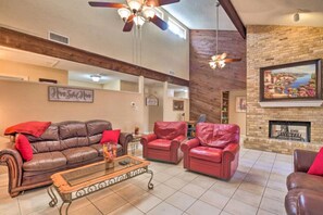 TV, fireplace - 3 Bedroom with a Pool (Bedford)