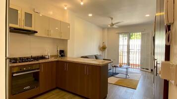 Frigorifero, piano cottura, macchina per tè/caffè