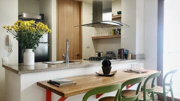 Réfrigérateur, micro-ondes, four, plaque de cuisson