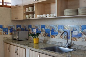 Fridge, cookware/dishes/utensils