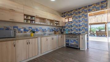 Fridge, cookware/dishes/utensils