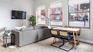 Living area - CozySuites at Textile (Cincinnati)