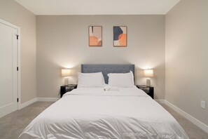 Căn hộ cơ bản | Bàn, khu vực làm việc phù hợp cho laptop, bàn ủi/dụng cụ ủi quần áo 