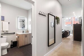 Appartement Deluxe | Salle de bain | Ensemble baignoire-douche, articles de toilette (gratuits)
