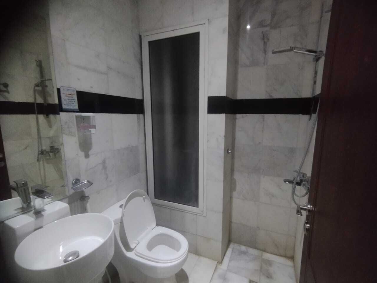 Ein Badezimmer mit Toilette, Waschbecken und Dusche.